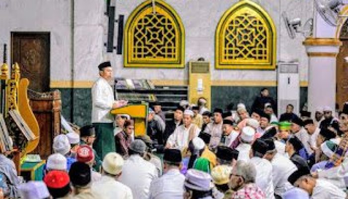 Safari Ramadan di Masjid Raya Pekanbaru, Gubri Abdul Wahid Serahkan Berbagai Bantuan