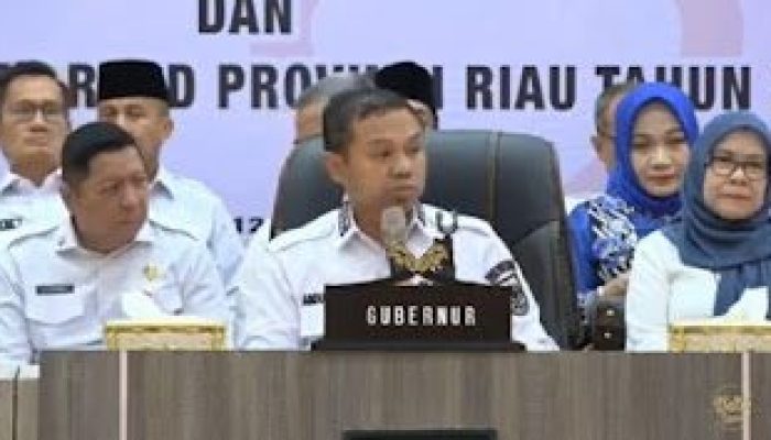 Gubernur Riau Abdul Wahid Keluhkan Defisit Rp 2,2 Triliun, ”Saya Pusing Tujuh Keliling”