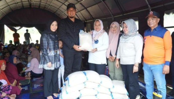 Bupati Inhu Tinjau Posko Pengungsian Dampak Banjir di Desa Rawa Sekip