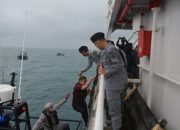 Bakamla RI Jemput 2 Nelayan Indonesia di Perbatasan Terluar Indonesia Malaysia