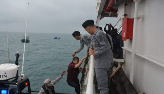 Bakamla RI Jemput 2 Nelayan Indonesia di Perbatasan Terluar Indonesia Malaysia