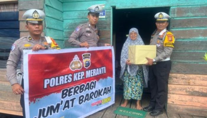 Jumat Barokah, Satlantas Polres Kep Meranti Bagikan Paket Sembako Kepada Warga Selatpanjang