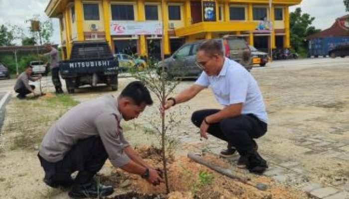 Dukung Penghijauan, Polsek Payung Sekaki Tanam Bibit Pohon