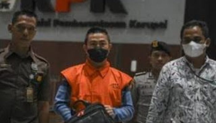Risnandar Mahiwa Resmi di pindahkan KPK ke Rutan Kelas I Pekanbaru