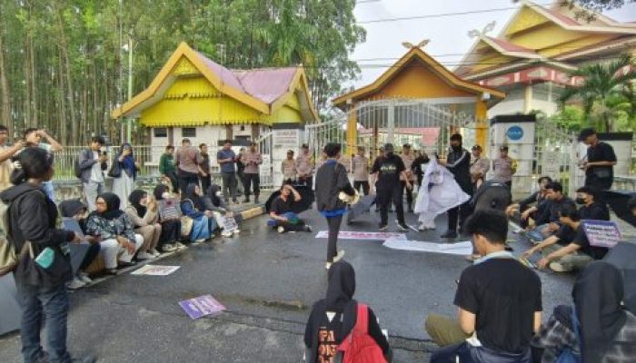 May Day 2025, Massa Geruduk DPRD Riau, Desak Perlindungan Nyata bagi Buruh Yang Tertindas