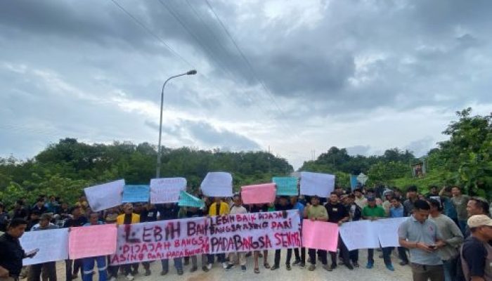 Elemen Masyarakat dan Mahasiswa Melalukan Unjuk Rasa di Gerbang Pertamina Hulu Rokan Minas. Sampaikan 9 tuntutan Demi Menegakkan Keadilan dan Kesejahteraan Kerja