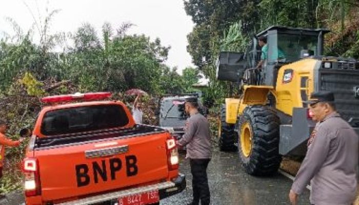 Gerak Cepat Polantas Riau Tangani Longsor di Jalan Lintas Taluk Kuantan – Pekanbaru