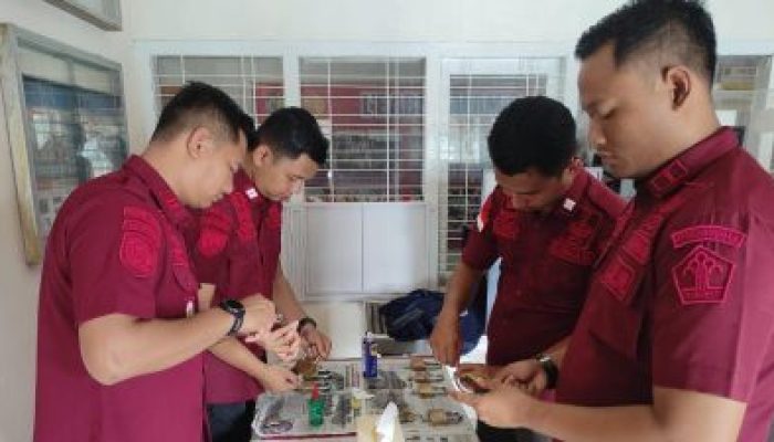 Perawatan Gembok, Salah Satu Langkah Deteksi Dini Cegah Gangguan Kamtib di Lapas Pekanbaru