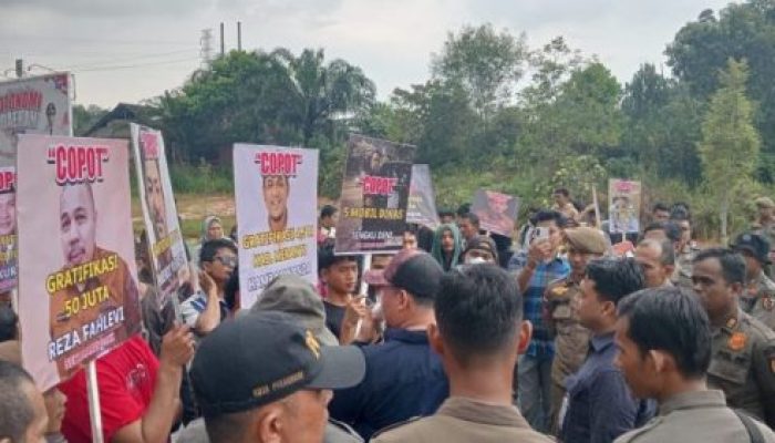 Aliansi GEMMPAR Riau Geruduk Pemko, Desak Pembayaran Tunda Bayar ke Pengusaha Lokal, Erlangga: “Wako, Bersihkan Kota atau Bersihkan Uang Rakyat?”