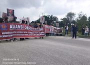 Aksi Demo Aliansi Gemmpar Riau Desak Walikota Pekanbaru Segera Selesaikan Tunda Bayar, Serta Copot Pejabat Pemko Yang Terlibat Dugaan Gratifikasi Mantan PJ Walikota Pekanbaru
