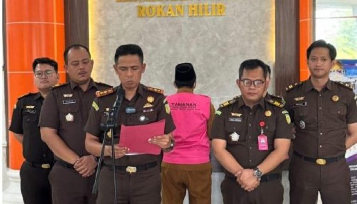 Kejari Rohil Tahan Tersangka Berinisial SJ Korupsi Pembangunan SMP N 4 Panipahan