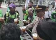 Humanis Polisi Kawal Aksi Damai Driver Ojol di Jember Sambil Berbagi Minuman Dingin