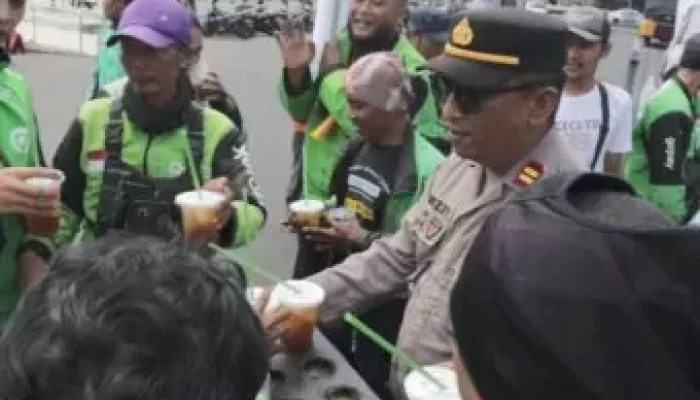 Humanis Polisi Kawal Aksi Damai Driver Ojol di Jember Sambil Berbagi Minuman Dingin
