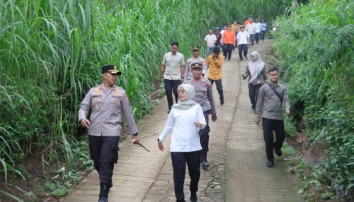 Kolaborasi, Polres Kediri Kota Bersama Pemkab Tangani Bencana Banjir di Mojo
