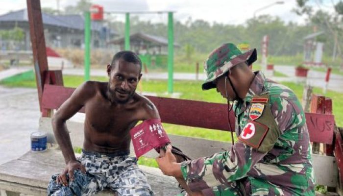 Satgas Yonif 131/Brajasakti Gelar Pelayanan Kesehatan Kepada Masyarakat Perbatasan Papua