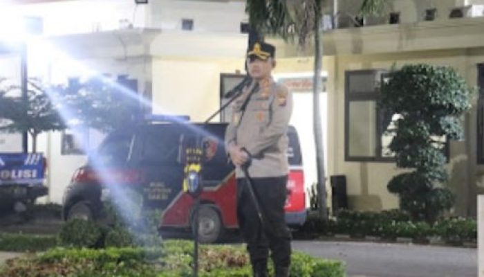 Kapolres Pelalawan Pimpin Apel Pelaksanaan Patroli Blue Light