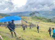 Satgas TNI Berjibaku Bersama Warga, Siapkan Lokasi Bakar Batu dengan Semangat Kebersamaan di Kampung Wombru