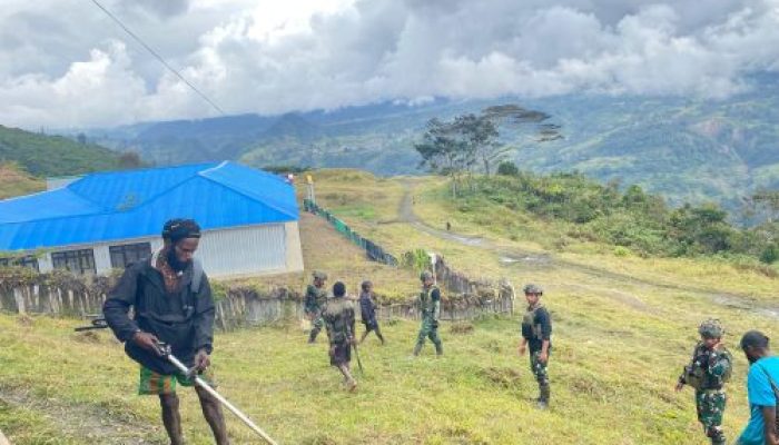 Satgas TNI Berjibaku Bersama Warga, Siapkan Lokasi Bakar Batu dengan Semangat Kebersamaan di Kampung Wombru