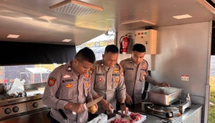 Polda Metro Jaya Buka Dapur Lapangan Bantu Pengungsi Kebakaran di Penjaringan