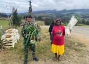 Harukan Hati! Satgas TNI Borong Hasil Tani Mama-Mama Papua di Kampung Wako