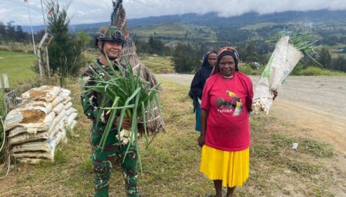 Harukan Hati! Satgas TNI Borong Hasil Tani Mama-Mama Papua di Kampung Wako