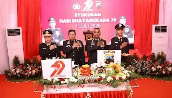 Kapolda Jateng Serahkan Penghargaan dan Bantuan Bedah Rumah bagi Masyarakat saat Syukuran Hari Bhayangkara ke-79