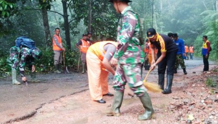 TNI-Polri Dukung Satgas Daya “Nembel Jalan” Trenggalek: Gotong Royong Perbaiki Jalan Rusak Sepanjang 15 KM