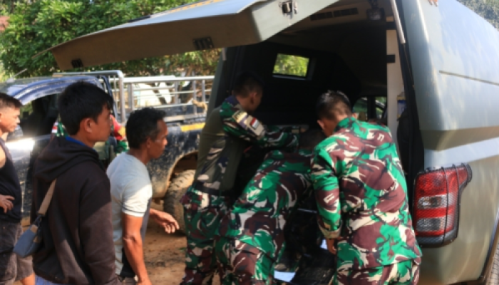 Satgas Pamtas RI-Malaysia Yonarhanud 1 Kostrad Bantu Evakuasi Warga Sakit Tumor ke RSUD M.Th. Djaman Sanggau