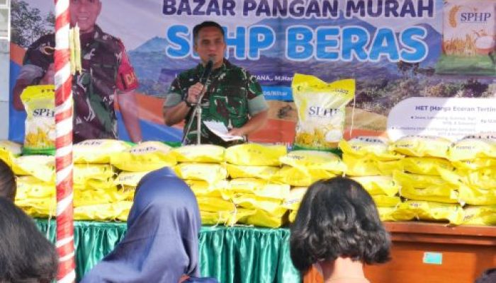Sinergi Kodim 0808/Blitar Dan Bulog Salurkan Beras SPHP Untuk Warga Lewat Gerakan Pangan Murah