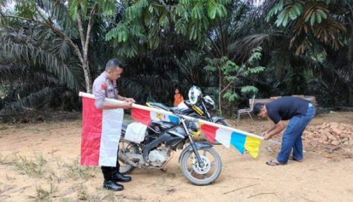 Sinergi Polisi dan Warga Ukui Dua Warnai Desa Jelang Kemerdekaan RI ke-80