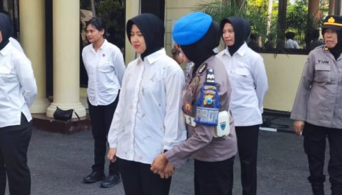 Pemeriksaan Polwan Polres Nganjuk: Seragam Rapi, Medsos Aman, HP Bebas Judol