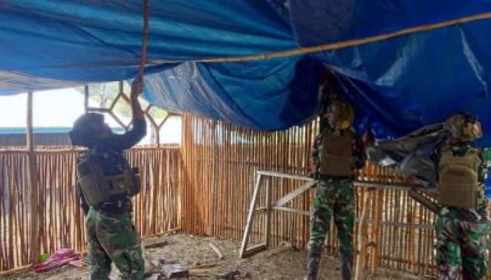 Satgas Yonif 700/Wyc Kejar Target Pembangunan SD 03 Mayuberi Hampir Rampung