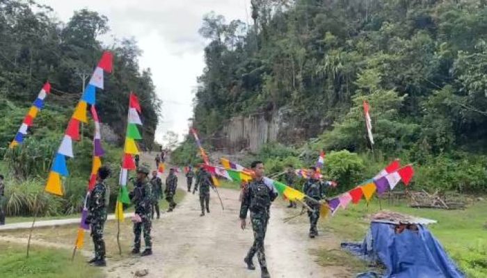 Satgas Pamtas RI-PNG Yonif 763/SBA Pos Kokas Gelar Pemasangan Umbul-umbul dan Pengibaran Bendera Merah Putih Sambut HUT RI Ke-80