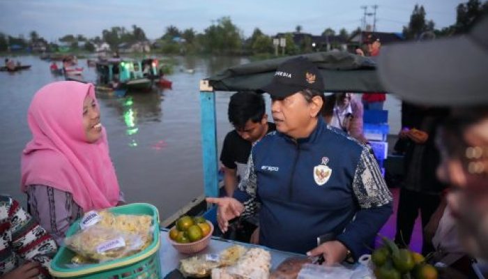 Berkunjung ke Lok Baintan, Wamen Viva Yoga Ajak ke Pasar Tradisional Untuk Kembangkan Ekonomi Rakyat