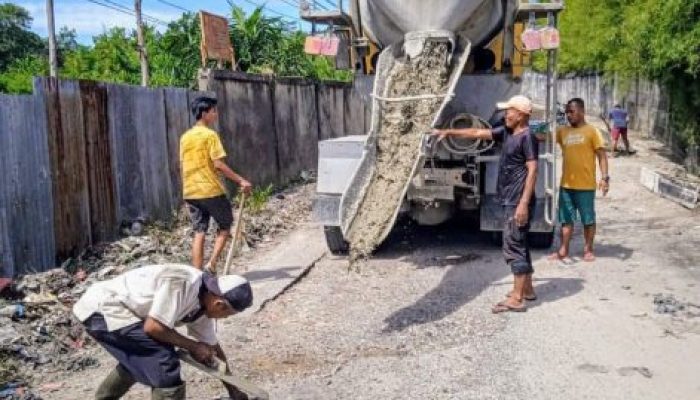 Berkat Swadaya Masyarakat dan Orang Bermurah Hati, Pengerjaan Jalan Berlobang di Harapan Jaya Berjalan dengan Baik