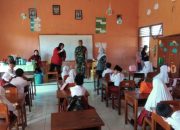 Babinsa Koramil 0808/10 Kademangan Dampingi Vaksinasi Difteri Dan Tetanus Di SDN 1 Suruhwadang