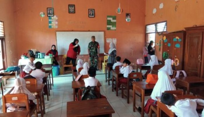 Babinsa Koramil 0808/10 Kademangan Dampingi Vaksinasi Difteri Dan Tetanus Di SDN 1 Suruhwadang