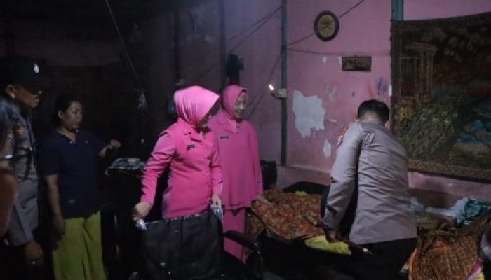 Ketua Bhayangkari Cabang Kuansing Serahkan Bantuan Kursi Roda kepada Warga Kurang Mampu di Kuantan Mudik