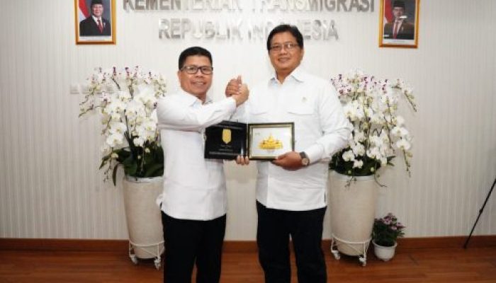 Bertemu Bupati Sambas, Wamen Viva Yoga: Perkuat Kawasan Transmigrasi di Wilayah Perbatasan