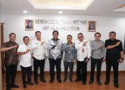 Bertemu Bupati H. Samsul Mahmud, Wamen Viva Yoga Terus Pantau Dinamika Transmigrasi di Polman