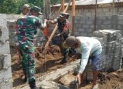 Pererat Kebersamaan, Babinsa Desa Gandean Gotong Royong Bangun Rumah Warga