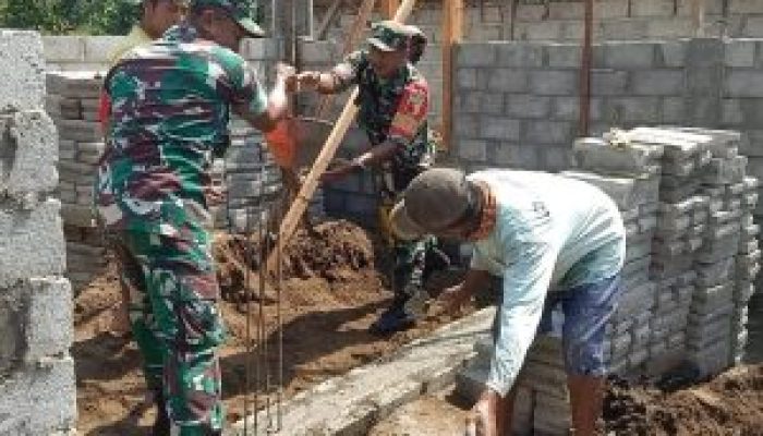 Pererat Kebersamaan, Babinsa Desa Gandean Gotong Royong Bangun Rumah Warga
