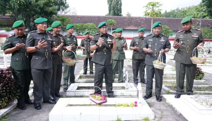 Momentum Hari Juang Kartika, Kodim 0808/Blitar Melaksanakan Ziarah Rombongan Di TMP Raden Widjaja