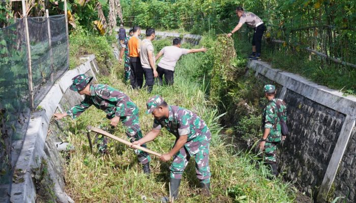 Tiga Pilar Bersinergi, Aksi Karya Bakti Bersama Kodim 0808/Blitar Memperingati Hari Juang Kartika Di Kelurahan Klampok