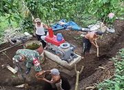 Babinsa Desa Boro Bersama Poktan Makmur Perbaiki Diesel Pompa Pertanian