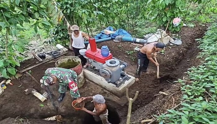 Babinsa Desa Boro Bersama Poktan Makmur Perbaiki Diesel Pompa Pertanian