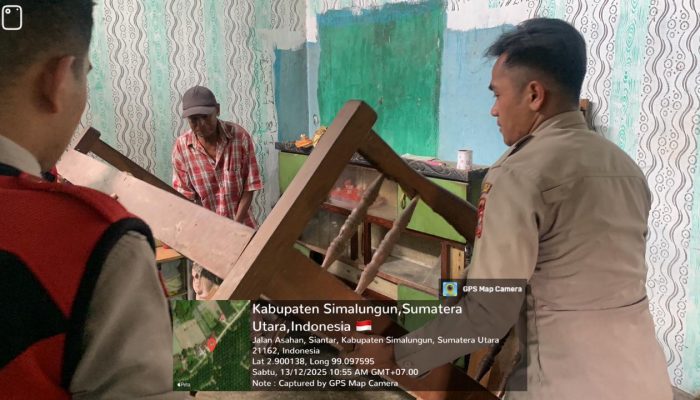 Samapta Action! Tim Polres Simalungun Bantu Evakuasi Barang Korban Puting Beliung di Parbalogan, Gotong Royong Bersama Warga