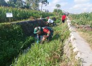 Babinsa Kelurahan Turi Bersama Warga Laksanakan Kerja Bakti Pembersihan Saluran Air