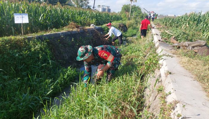 Babinsa Kelurahan Turi Bersama Warga Laksanakan Kerja Bakti Pembersihan Saluran Air