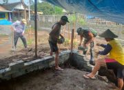 Babinsa Ngadirejo Bantu Perehaban Rumah Dan MCK Warga